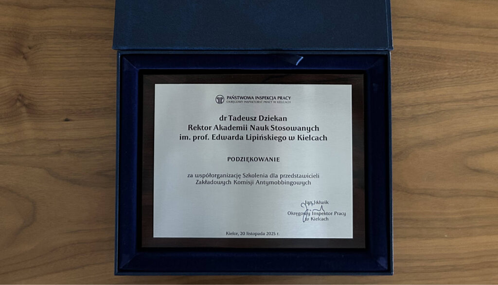 20 listopada 2025 roku Akademia Nauk Stosowanych im. prof. Eduarda Lipińskiego w Kielcach otrzymała wyjątkowe podziękowanie od Państwowej Inspekcji Pracy… podziękowanie PIP dla ANS Kielce 2025