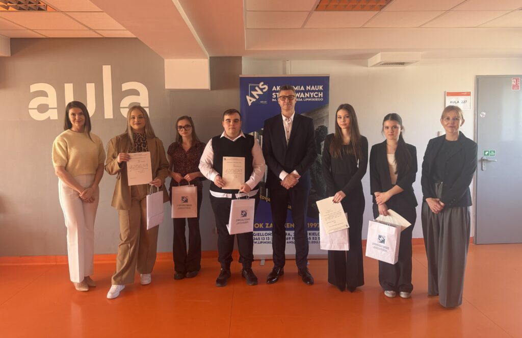 uczestnicy-olimpiady-wiedzy-o-prawie-etap-okregowy-akademia-lipinskiego-kielce