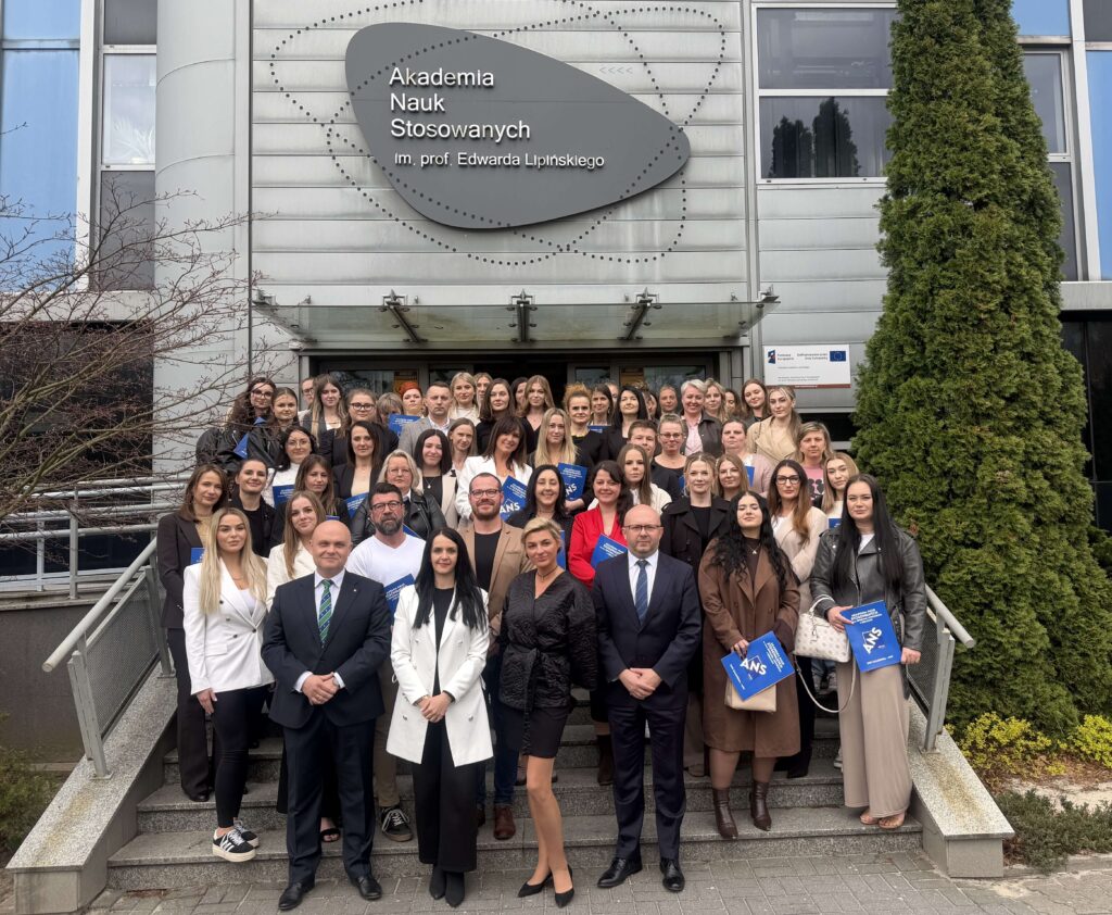 Ponad 5 milionów złotych z KPO dla studentów pielęgniarstwa Akademii Lipińskiego w Kielcach