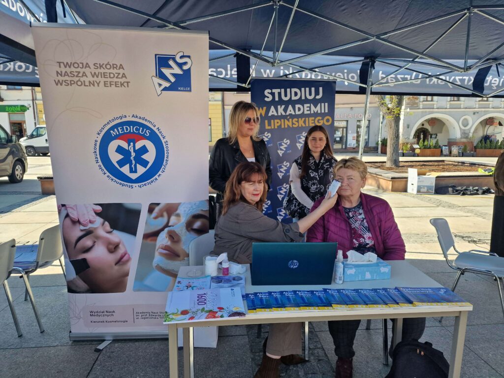 „Zdrowie na kółkach” na kieleckim Rynku – Akademia Lipińskiego promowała profilaktykę zdrowotną
