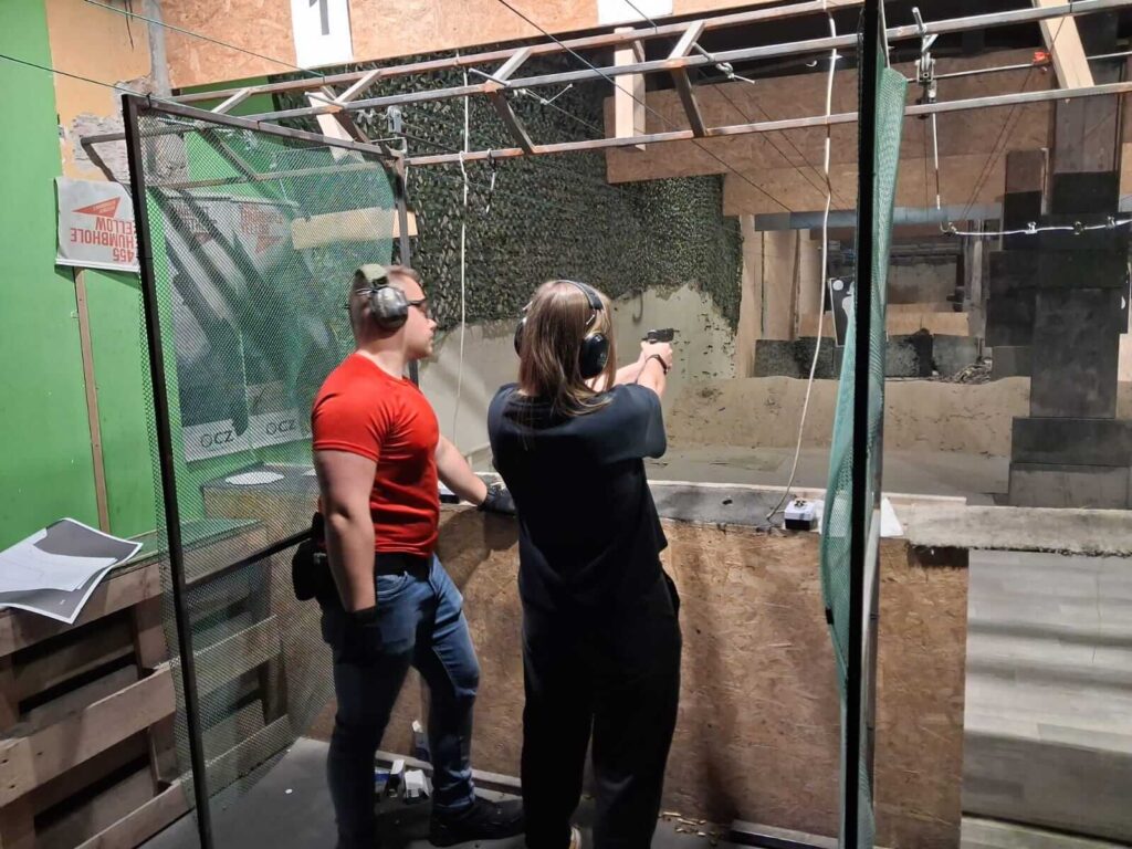 Zajęcia praktyczne studentów bezpieczeństwa wewnętrznego na strzelnicy w Kielcach